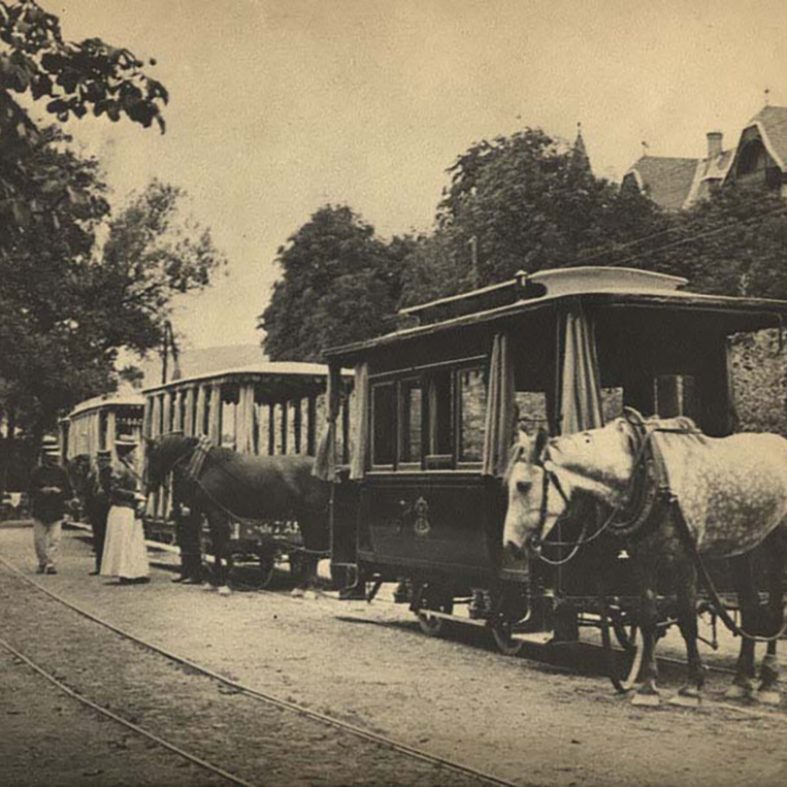 Geschlossener Pferdebahnwagen Nr. 13 Endhaltestelle Schwimmschule im Hintergrund Hotel Wörthersee